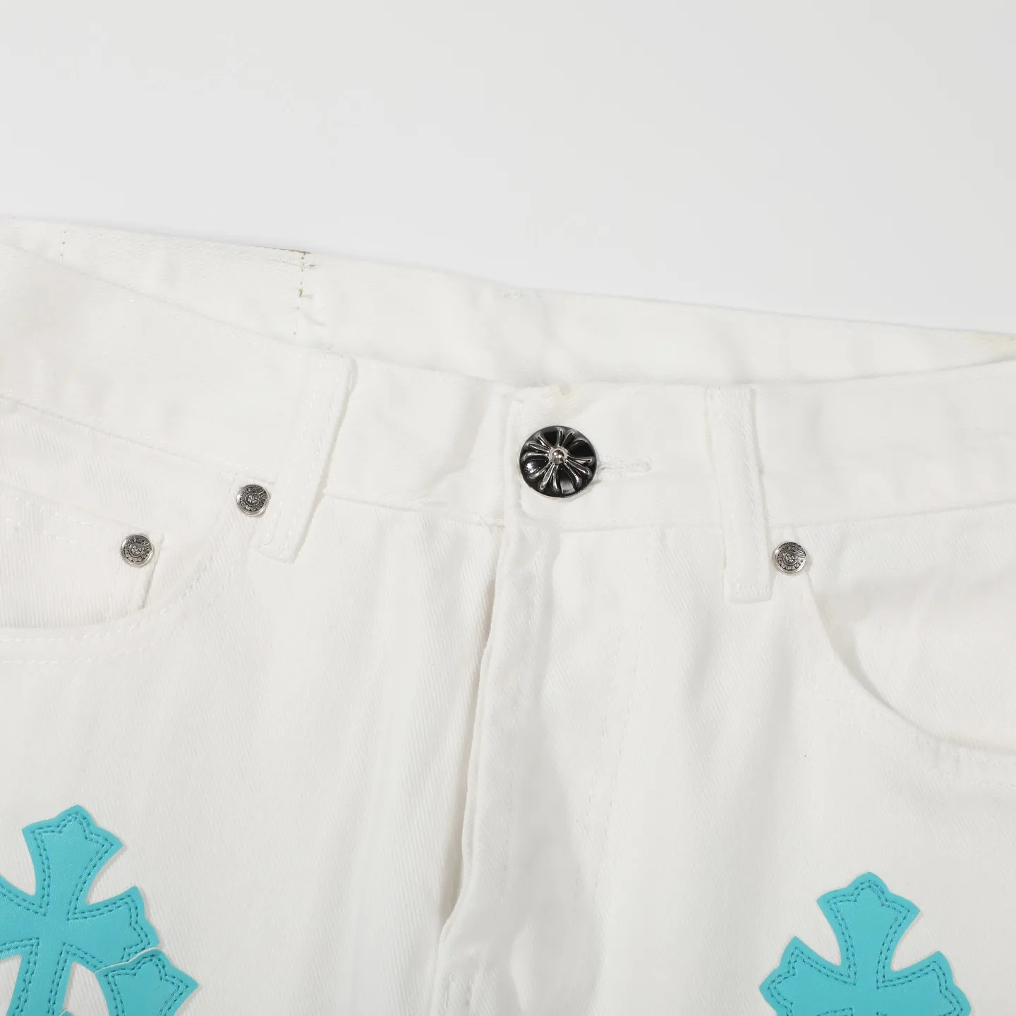 P240 Chrome Hearts Chrome Hearts 2025 New Ice Blue Cross Patch Leather Couple Style Washed Loose Jeans. Styles with different wash textures are very friendly to people with thin legs and thick legs. The straight and loose version is very flattering to the leg shape. The timeless moderate length makes it easy to match casually. It is the basis of various styles and is a must-have in the wardrobe! The fabric is stiff but also makes the upper body soft without losing texture. The washing process is even more perfect. It is a must-have item for everyone! ! ! Size: 28/30/32/34 Waist: 73/78/83/88 Hips: 99/104/109/114 Pants length: 102/104/106/108